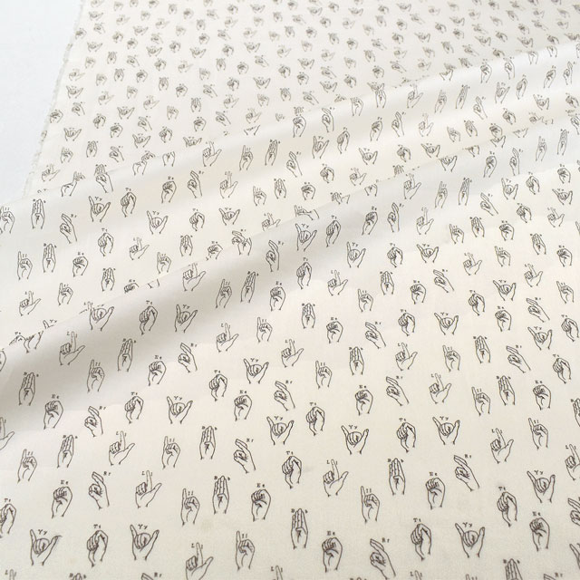 生地 LIBERTY FABRICS リバティ・ファブリックス タナローン 2023AW A LIBERTY ODYSSEY Signs Of Liberty サインズ・オブ・リバティ(23-1223218) P23A.ブラウン 09Ac03j