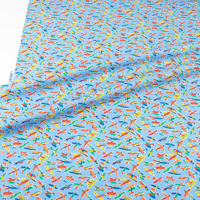 生地 LIBERTY FABRICS リバティ・ファブリックス タナローン 2024SS THE LIBERTY KALEIDOSCOPE Mile's Adventure マイルズ・アドベンチャー(24-3634196) 24BU.ブルー 09Ac03j