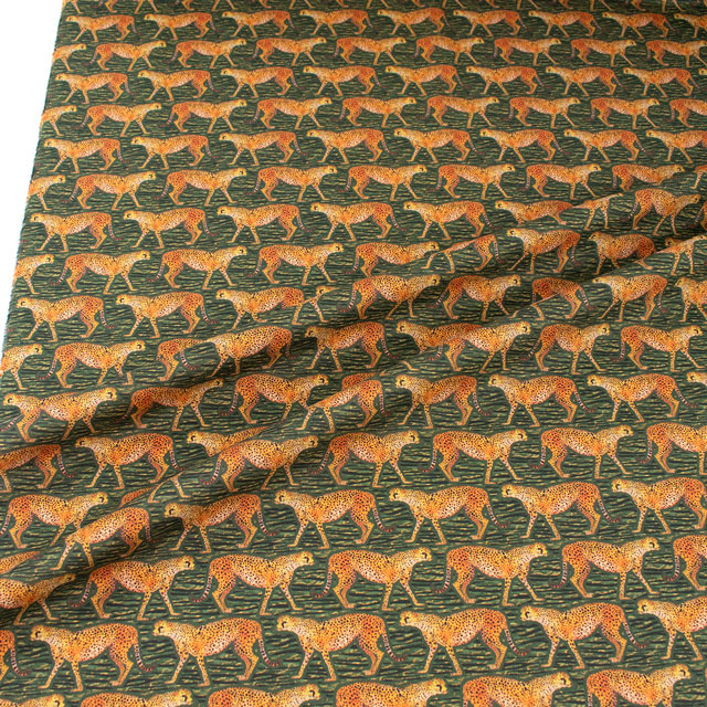 生地 LIBERTY FABRICS リバティ・ファブリックス タナローン 2024SS Wildsmith's Wonderful World Meet the Cheetahs ミート・ザ・チーターズ(363J4210) 24AU.グリーン 99Zz99j
