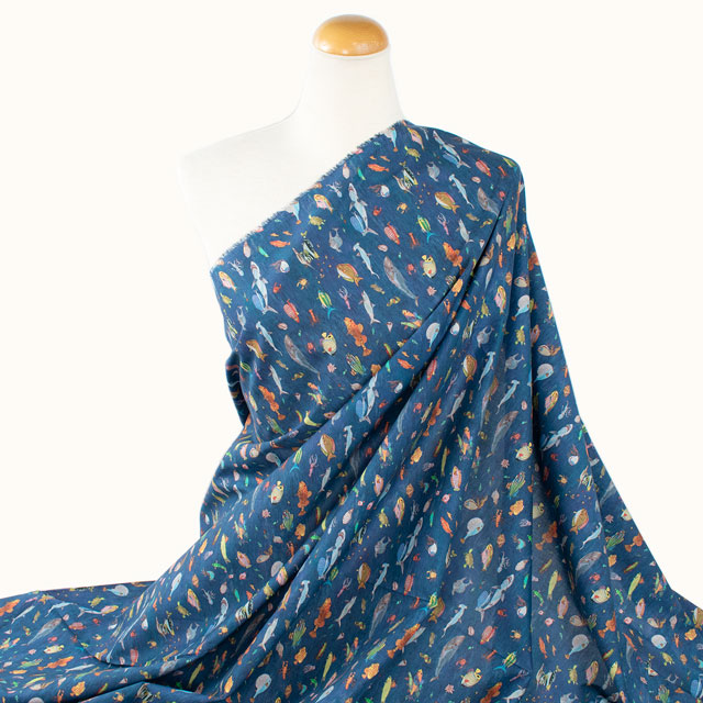 生地 LIBERTY FABRICS リバティ・ファブリックス タナローン 2024SS Wildsmith's Wonderful World Brian’s Aquarium ブライアンズ・アクアリウム(363J4212) 24CU.ブルー 99Zz99j