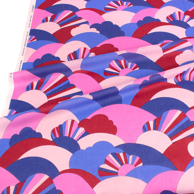 生地 LIBERTY FABRICS リバティ・ファブリックス タナローン 2025SS Retold 150th Anniversary Collection Over The Hills オーバー・ザ・ヒルズ(25-3635129) 25CU.ブルー系マルチ 09Ac03j
