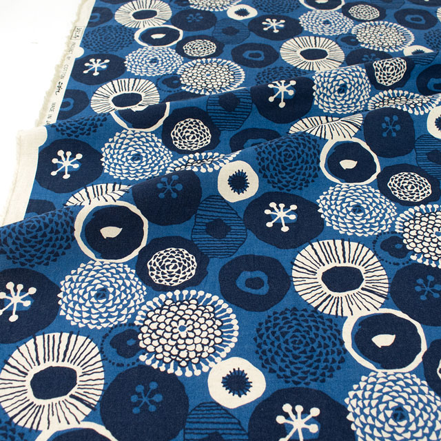 生地 綿麻キャンバスプリント 花柄(UP5636) C.ブルー 09Cu45_
