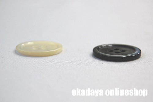 四つ穴シェルボタン(17型-4H) 8mm 黒(黒蝶貝) 08Bg99_