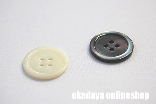 四つ穴シェルボタン(17型-4H) 8mm 黒(黒蝶貝) 08Bg99_