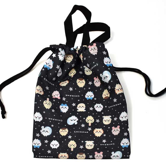 完成品 ちいかわ総柄縦型巾着(CW43723) BK.ブラック 15Yy88_
