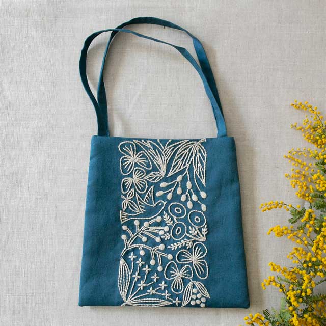 刺しゅうキット Piece-ピース- Alice Makabe マカベアリス 小鳥と草花の小さなバッグ(PHC-083-1) Blue×Ecru 06Bi99_