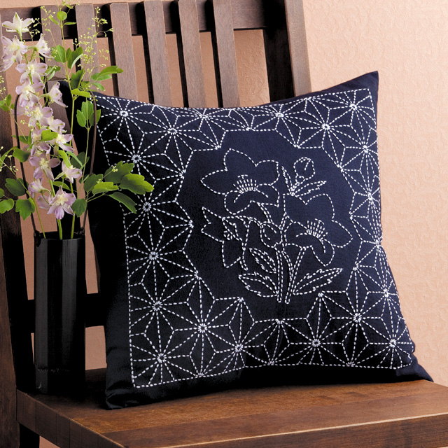 オリムパス 刺し子キット クッション 桔梗と麻の葉-ききょうとあさのは (258) 紺 06Bi99_