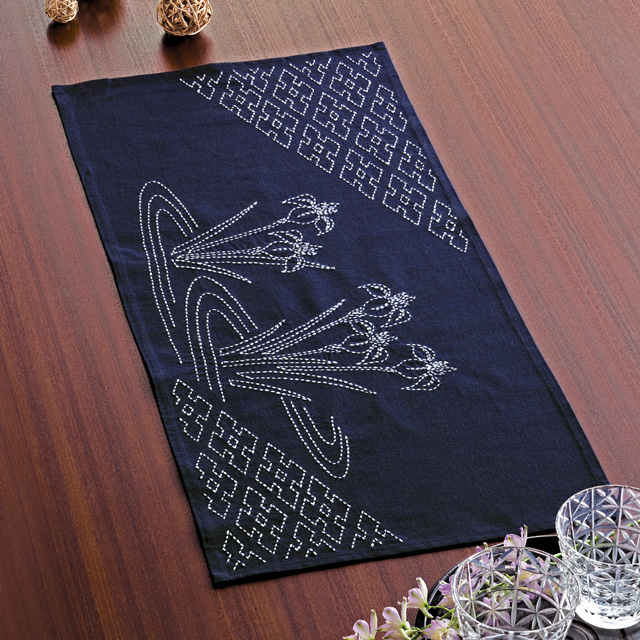 オリムパス 刺し子キット テーブルセンター あやめと井戸枠-あやめといどわく (260) 紺 06Zz99_