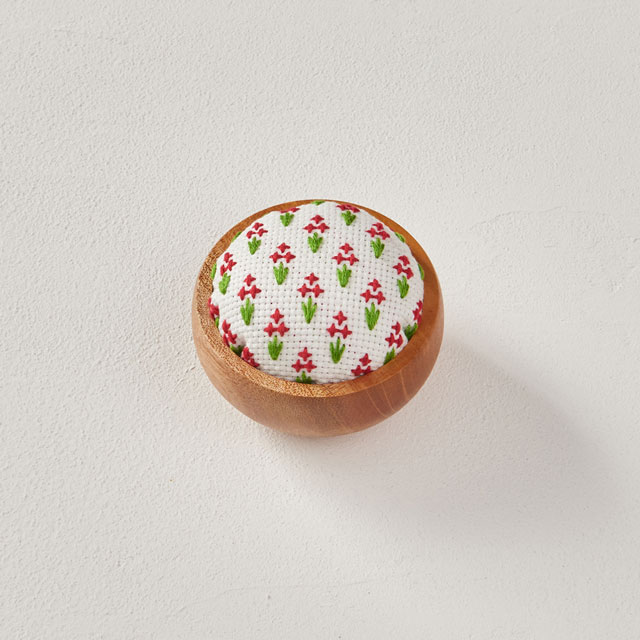 刺しゅうキット 戸塚刺しゅう 地刺しの連続模様3 赤い小花のピンクッション（116） 06Bi99_
