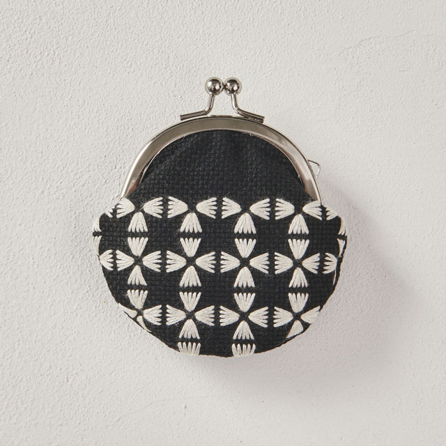 刺しゅうキット 戸塚刺しゅう 地刺しの連続模様3 モノトーンのがま口(118) 06Bi99_