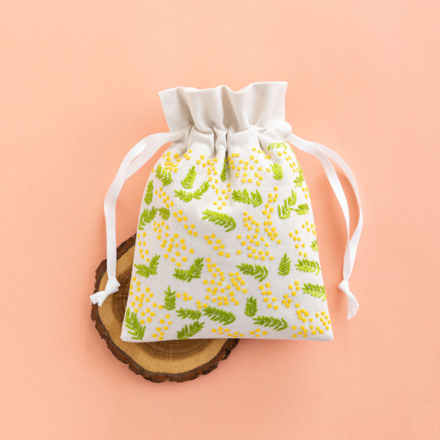 刺しゅうキット 戸塚刺しゅう×星燈社 星あかりの刺繍手帖 巾着袋 ミモザ(543) ペールグレー 06Bi99_